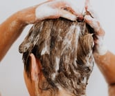 Maquiagem Profissional: Além de suas habilidades como cabeleireira e extensionista, Amanda Amorim maquiadora profissional.