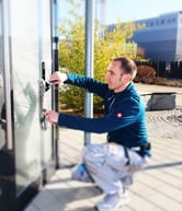 Ein Fensterputzer reinigt das Fenster. 