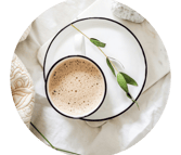 Un café dans une coupelle blanche, un moment de calme