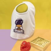 Babero personalizado con diseño único, perfecto para bebés o como detalle en eventos especiales.