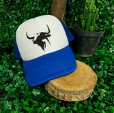 Gorra trucker personalizada con diseño único, ideal para promociones, eventos y estilo casual.