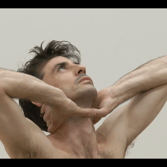 Performance conçue par Laurent Goldring et interprétée par Alvaro Dule pendant un événement Quatre-Quarts