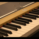 Piano de la marque Phoenix utilisé pour un concert pendant un événement Quatre-Quarts