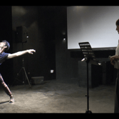 Performance de danse d'Alvaro Dule accompagné par un exposé de Fanny Bannet pendant un événement Quatre-Quarts