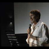 Introduction de Fanny Bannet pendant un événement Quatre-Quarts