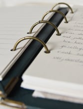 Het opengeslagen herinnerboek, handgemaakt door Herinner Samen