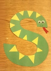 Letter S knutselwerk van een Slang, alfabet knutselproject