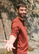 un homme joyeux qui accompagne et tend la main pour aider