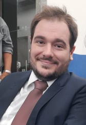homem de terno sorrindo 