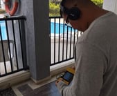 plomero detectando fuga de agua potable con geofono 