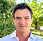 Portrait de Sébastien FLAMENS Hypnothérapeute à Lyon 6 PNL DNR EMDR magnétiseur et accompagnement en bilan de compétences
