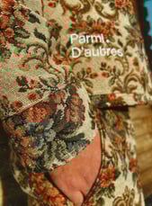 une main dans une veste parmi d'autres