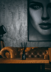 a leather sofa with industrial style decor / un canapé en cuir avec une déco style industriel
