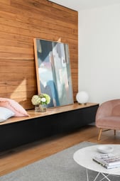 a cozy living room with a feminine pink touch / un salon cosy avec une touche féminine rose/ 