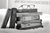 Стопка книг, представляющая переводы образовательной тематики