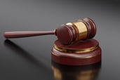Молоток судьи, означающий юридические переводы