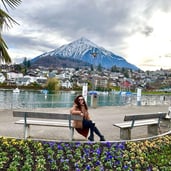 Thun: Where Lake Meets Mountain.The image captures the stunning scenery of Thun, a town in Switzerland where the picturesque 