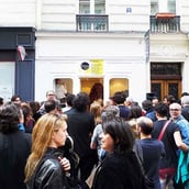 Le public de "Défense du masque Ulin" devant la galerie Nivet-Carzon | Photo Karine Lhémon