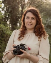 Vidéaste d'entreprise, léa olivier, avec caméra de turnage