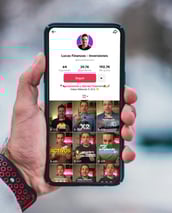 Smartphone con el tiktok de Lucasfinanzas