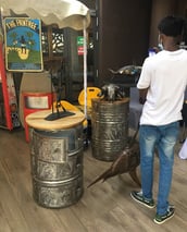 Mobilier et sculptures métalliques conçus à partir de barils recyclés par l'artiste Fofana à Dakar