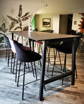 Une table sur mesure pour votre salle à manger ou votre bar. Cuisine, salon, bibliothèque, entrée.