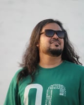 ध्यानपूर्ण मुद्रा में समुद्र की ओर देखते हुए एक व्यक्ति – आत्म-चिंतन और शांति की झलक