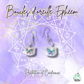 une paire de boucles d'oreilles chat avec des papillons