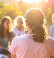 Grupo de mulheres em encontro Projeto Maria’s ao ar livre ao pôr do sol