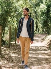 un homme en marche consciente dans la forêt