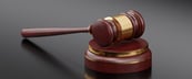 Молоток судьи, означающий юридические переводы