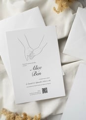 faire-part blanc avec dessin de mains entrelacées 