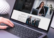 Strona wizytówka dla małej firmy wyświetlona na laptopie i smartfonie