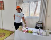 Nelly Mendonça avec son tee shirt ateliers créatifs
