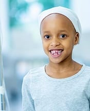 Image d'un enfant atteint de cancer qui a le sourire