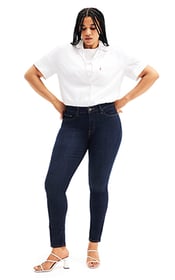 femme en jean et chemise blanche