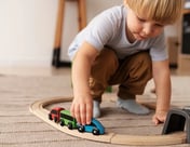 enfant de 2 ans qui joue