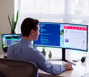 Eine Person, die am Computer eine Website erstellt
