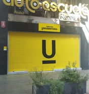 Graffiti en persiana, cierre metálico de Óptica Universitaria, Barcelona