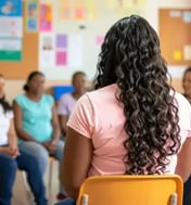 Mentora em encontro Projeto Maria’s conduzindo grupo feminino em sala de aula.