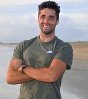 Coach sportif souriant
