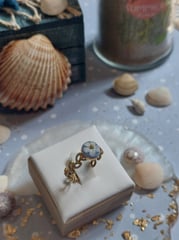 bijou estival bague vraie fleur fond bleu mer