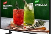 AS 10 MELHORE-TVS-4K-EM-2025.JPG-UMA-TV-COM-UM-COPO-VERMELHO-E-UMA-JARRA-VERDE