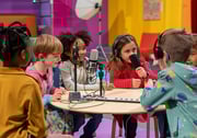 Des enfants qui s'amusent et s'instruisent dans un atelier radio centre vacances loisirs