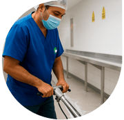 Técnico de NOAM realizando pulido de piso con maquinaria profesional en oficina