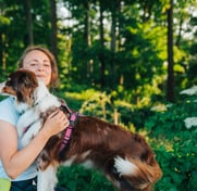 Hundetrainerin Antonia der Hundeschule Takoda in Göttingen mit Hund im Arm