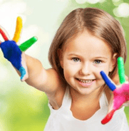 petite fille joyeuse hypnose pour les enfants bien être et confiance en soi estime de soi calme