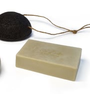 Jabones sólidos de: carbón y  de romero y champú solido artesano pelo graso con esponja natural.