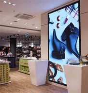 pantalla vertical con publicidad