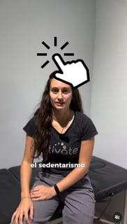 una chica hablando con una imagen de una mano haciendo click
